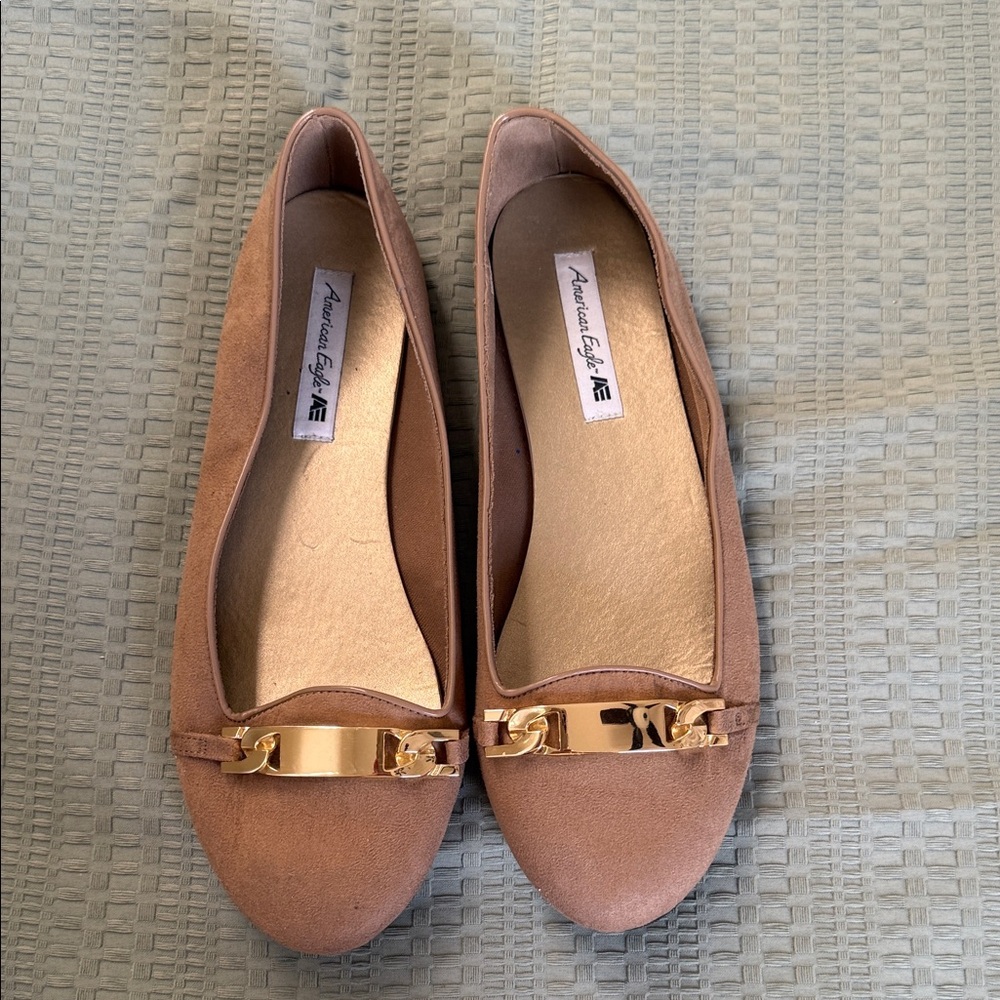 🌹 - 4/$30 American Eagle Outfitters Tan Flats with Gold Detail